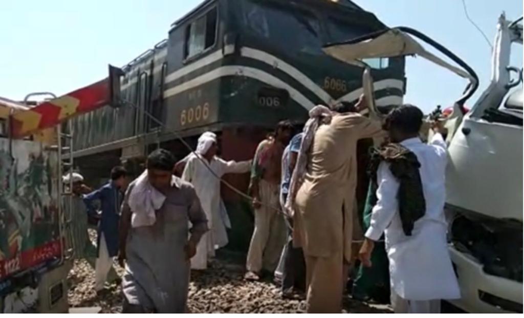 Train-Coaster crash leaves 20 dead in Sheikhupura, Punjab • Quetta ...