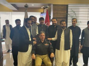 CM Bizenjo visits Central Police Office, pins badge of promotion to IGP