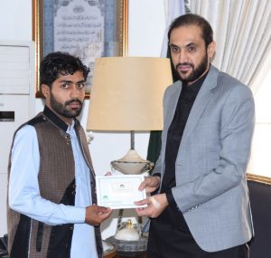 CM Balochistan hands over prize to hero driver Faisal Baloch