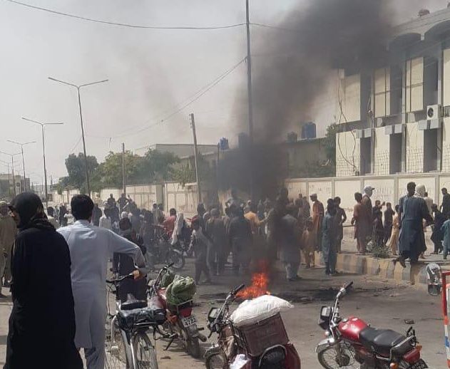 Protesters block road in Quetta against load shedding