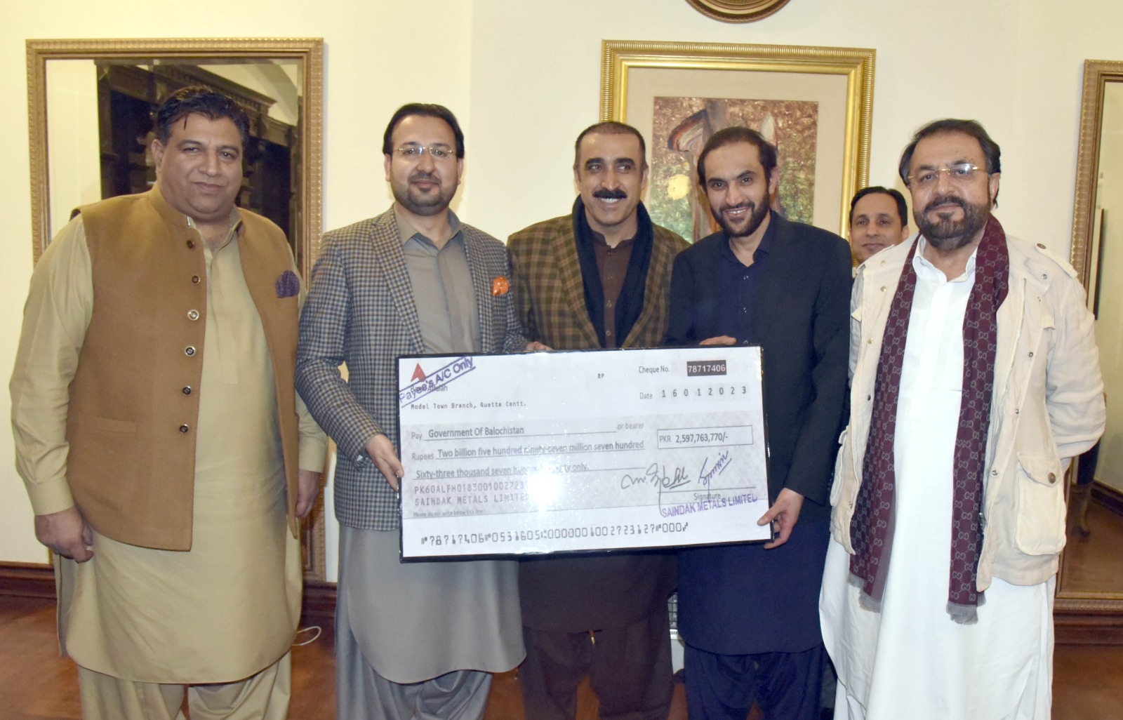 MD Saindak Project hands over Rs.2.5 bs cheque to CM Balochistan