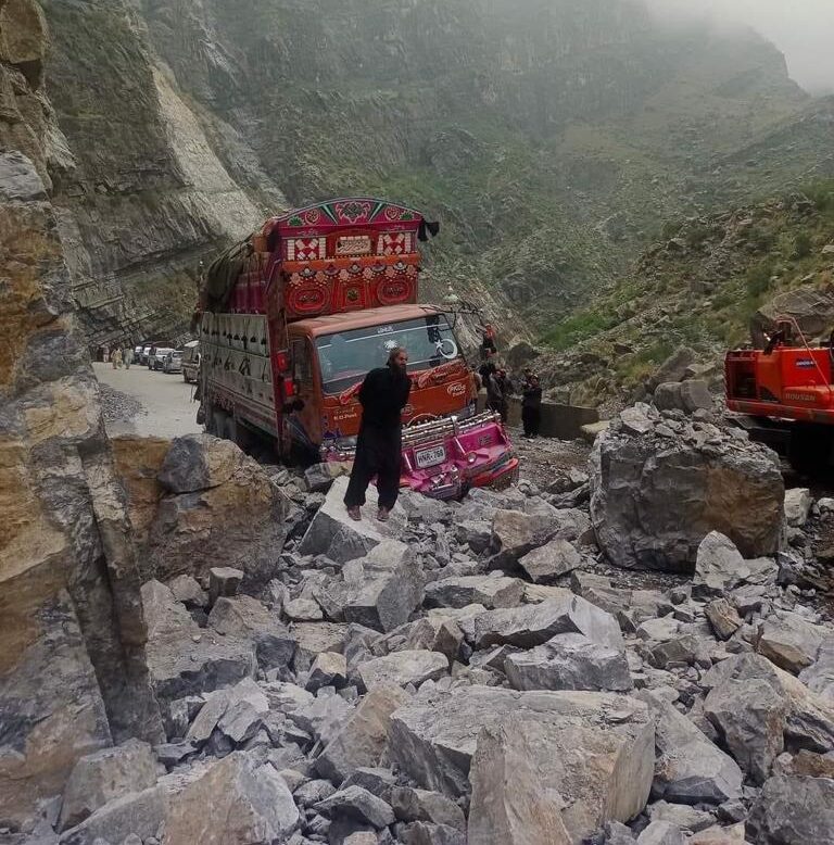 Zhob DI Khan highway blocked after landslides in Koh e Suleman