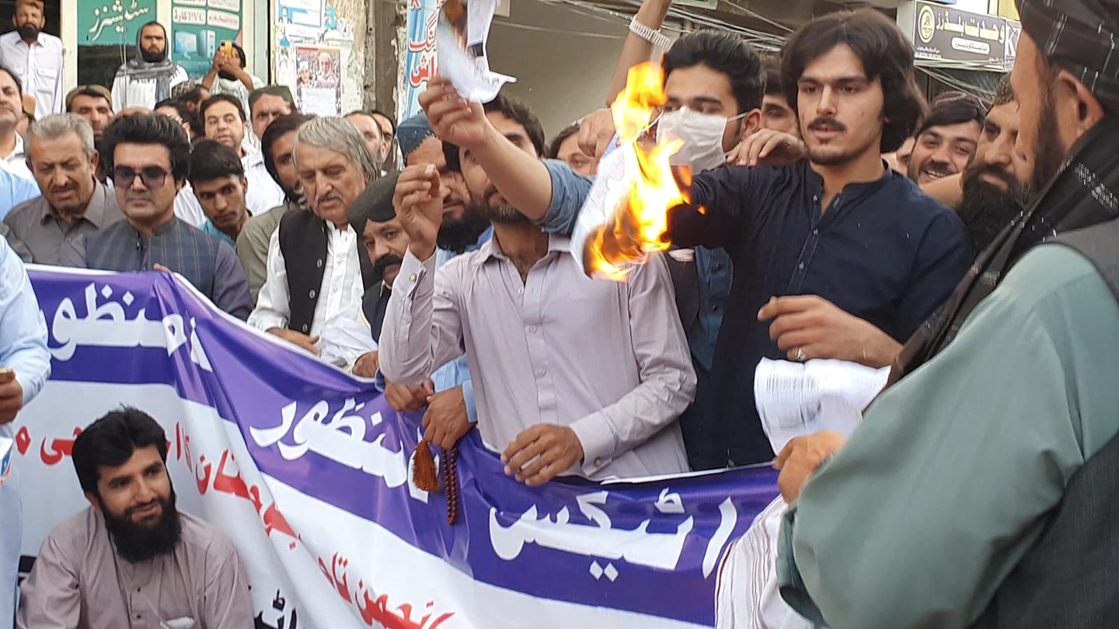 Traders protest against overbillings and burn electricity bills in Quetta
